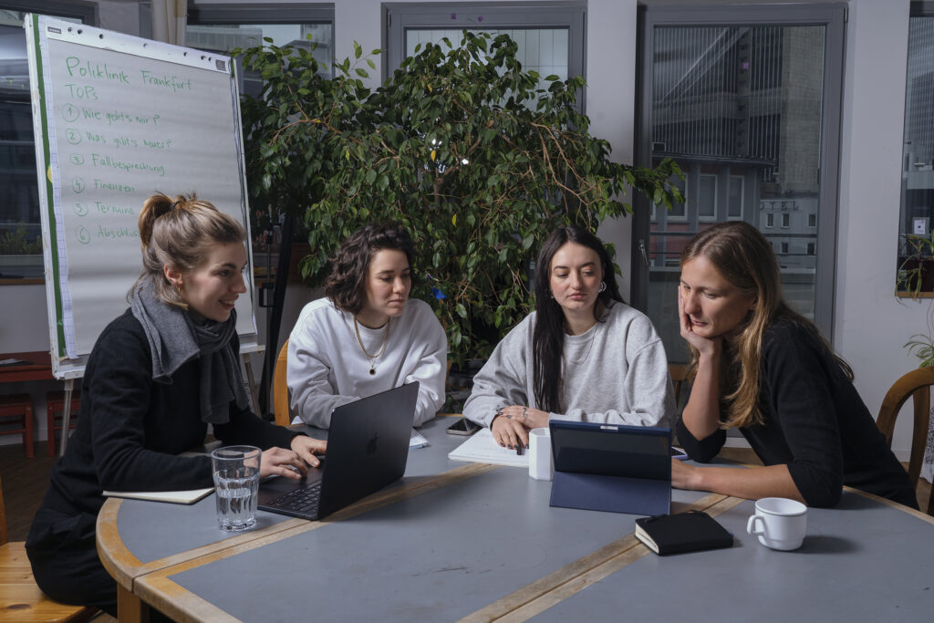 Eine Gruppe von Menschen in der Poliklinik